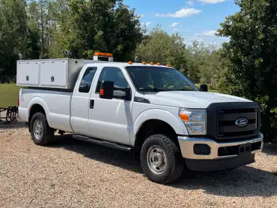 Service Truck with Oil Lube Skid, 2016 Ford F250 Superduty - 190,000km with 6000 hours - Gas 6.2 L -...