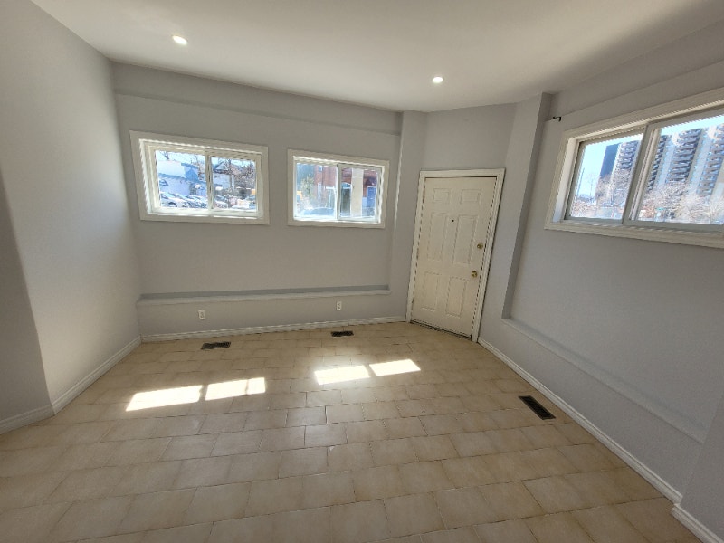 NEWLY RENOVATED BRIGHT, SPACIOUS 1 BEDROOM 1495 ALLIN Long Term