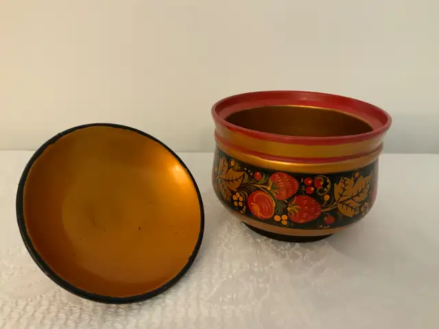 Vintage RUSSIAN Hand Painted Wooden LACQUER BOWL in Arts & Collectibles in Belleville - Image 4