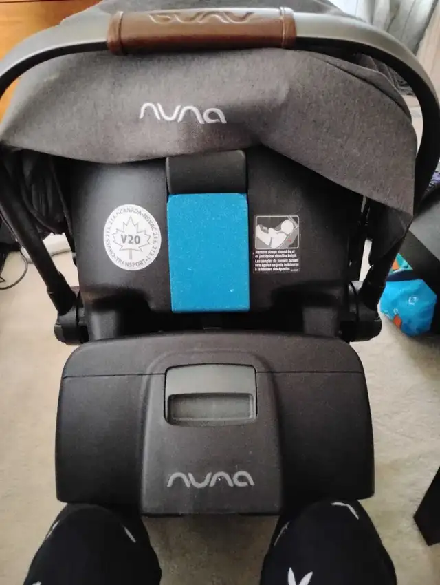 NUNA car seat in Strollers, Carriers & Car Seats in Hamilton - Image 3