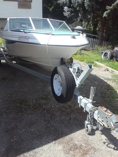4 cylinder Inline Mercruiser Inboard 5 seater Bow Rider Speed boat Runs Great New leg 3 years old Tu...
