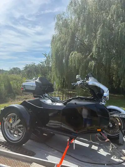 Homemade side car, hydraulic disc brake, suspension. Was mounted to a 2003 Ultra Classic HD Well bui...