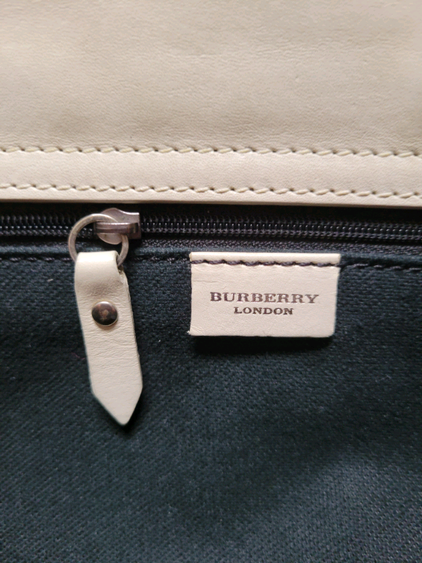 Authentic Burberry Haymarket handbag in Women's - Bags & Wallets in Mississauga / Peel Region - Image 8