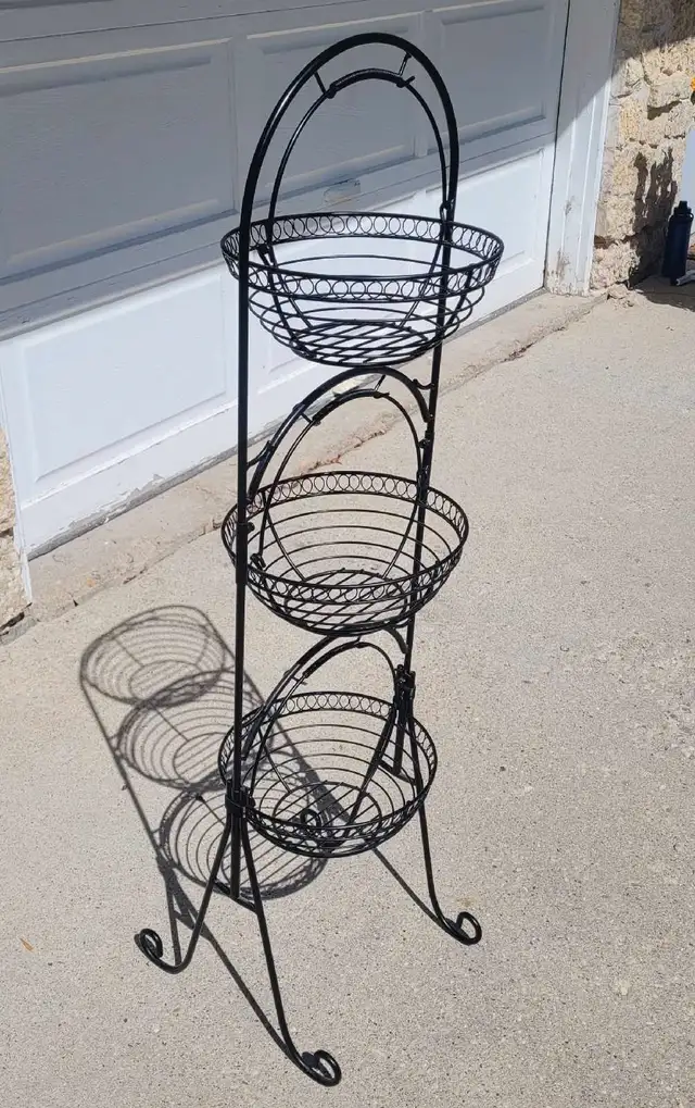 3 Tier Fruit Basket Stand in Home Décor & Accents in Winnipeg - Image 4