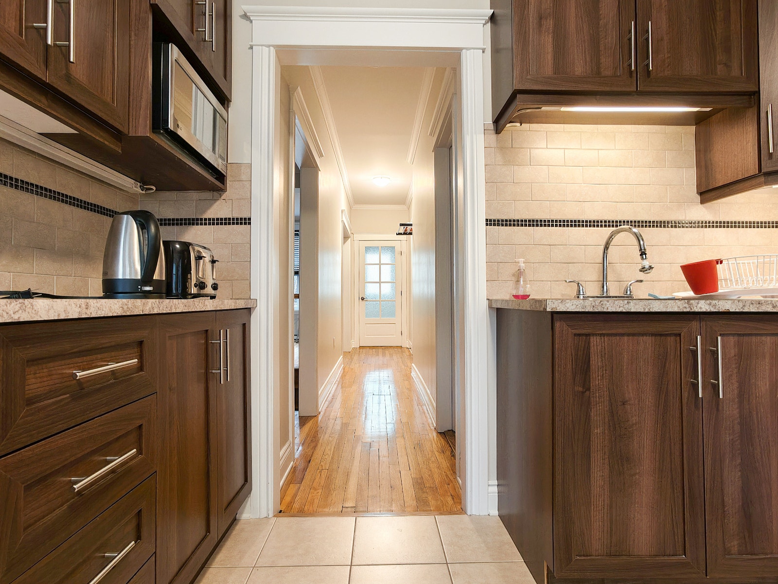 Large Renovated 3-BR 2 Floors - Grand Rénové 3 Chambres 2 Étages — photo 3