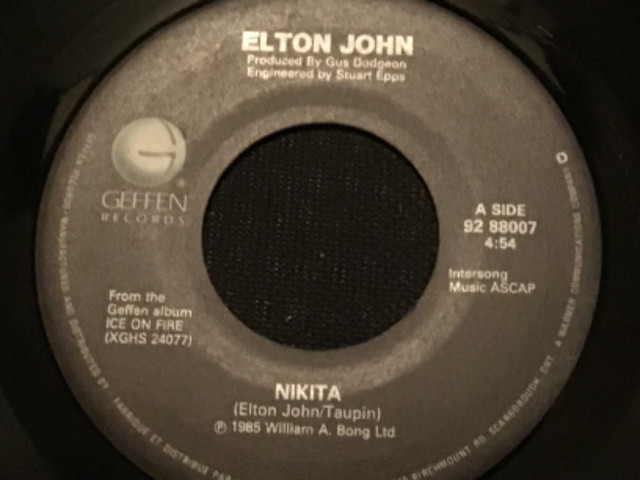 45 tours / 45 RPM single Elton John “Nikita” (c)1985 dans Chaînes stéréo  à Lévis - Image 3