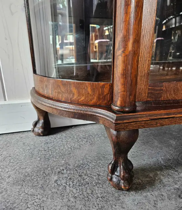 Tiger Oak Curved Display Cabinet  in Hutches & Display Cabinets in Winnipeg - Image 9