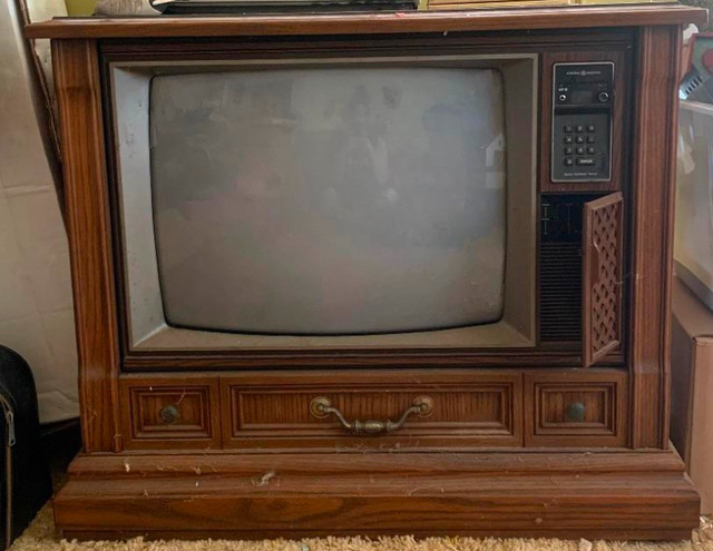 Seeking frame of  floor model television in General Electronics in Corner Brook - Image 2