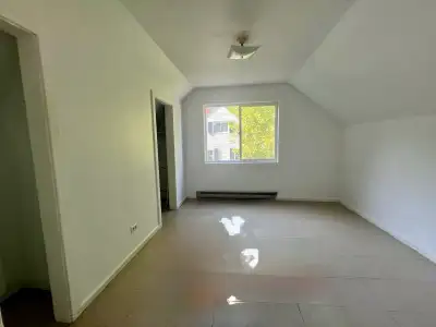 Private room available from june 1st, 2026 in all girls house! Very close to UNB ( less than 10 mins...