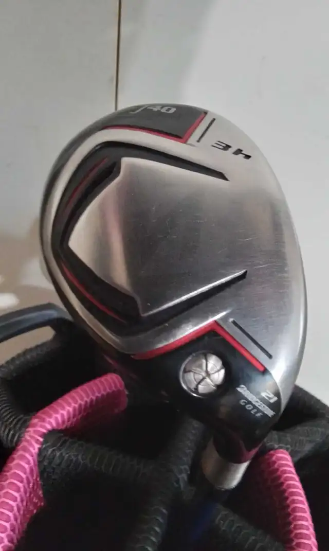 Rh Bridgestone J40 3 Hybrid (1" Shorter) in Golf in St. Albert - Image 2