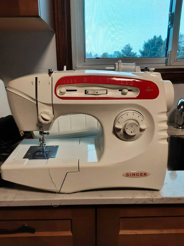 Singer sewing machine in Hobbies & Crafts in Oshawa / Durham Region