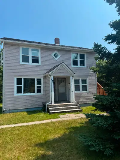 Centrally located flat on desirable Waverly Rd. Minutes from the Dartmouth rotary, Superstore, resta...