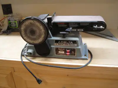 Delta Model 31-460 sander. Used but works as it should. Missing small guide table next to disk sande...
