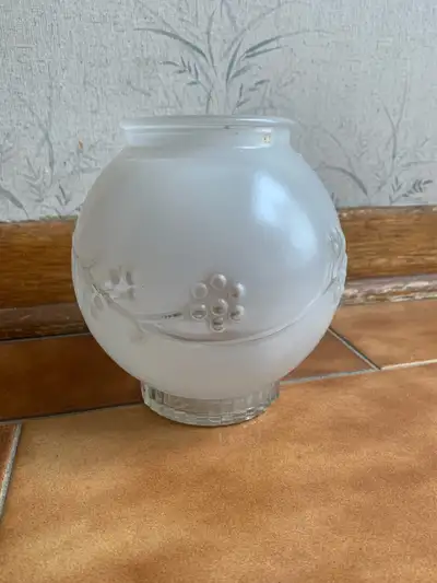 En excellent état, 6” de hauteur 5” de largeur
