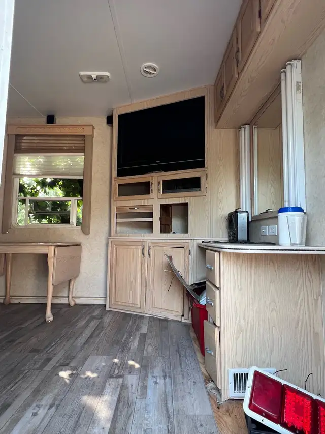 house trailer/bunkie/ tiny home in Park Models in Oakville / Halton Region - Image 4