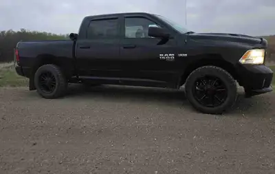 This 2022 Ram 1500 Classic is Crew Cab configuration with 5'7" bed length. Engine and Performance 8-...