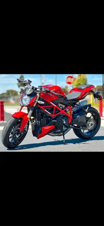 DUCATI STREETFIGHTER 848 MINT CONDITION BRAND NEW ENGINE INSTALLED MSG FOR MORE DETAILS
