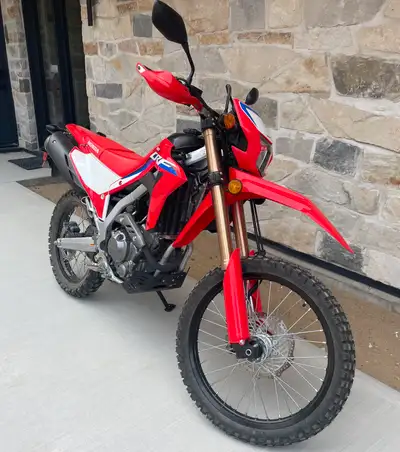 Je vends ma Honda CRF300L ABS 2022, une moto double usage parfaite pour l'aventure sur route et hors...