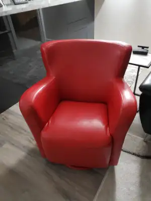 Nice swivel leather chair. Like new condition. Only $350