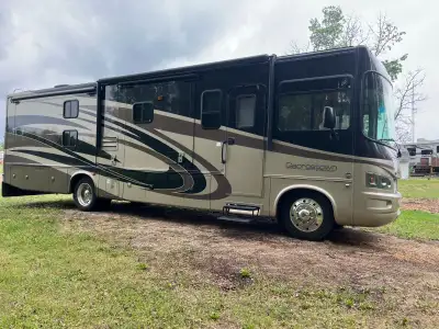2009 Georgetown 37’ 4 slide motorhome,35000 miles ,king bed,bunks and new sofa bed,ford chassis with...