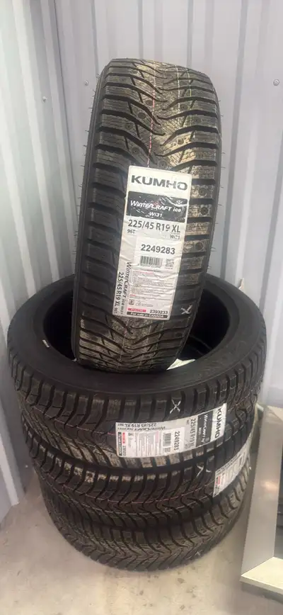 pneus d’hiver FLAMBANT NEUFS Kumho WinterCraft ice Wi31. M 225/45 R19 XL Changement de véhicule A qu...