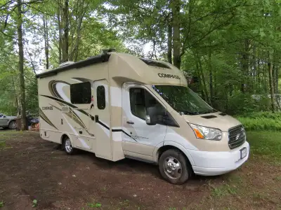 Seulement 47845 Km : Longueur : 23.50 pi : Extensions : 1 Couche : 2 + 2 enfants (dinette transforma...
