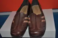 Chaussures neuves de couleur brun