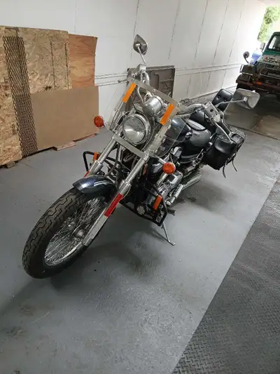 Under 46000 kms, Crash bar, saddle bags, new tires, highway pegs, heated handle bar grips, windshiel...