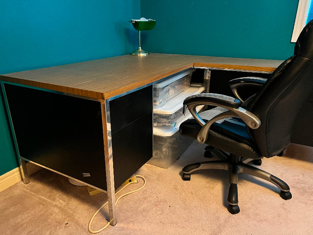 Corner Desk in Desks in Markham / York Region - Image 2