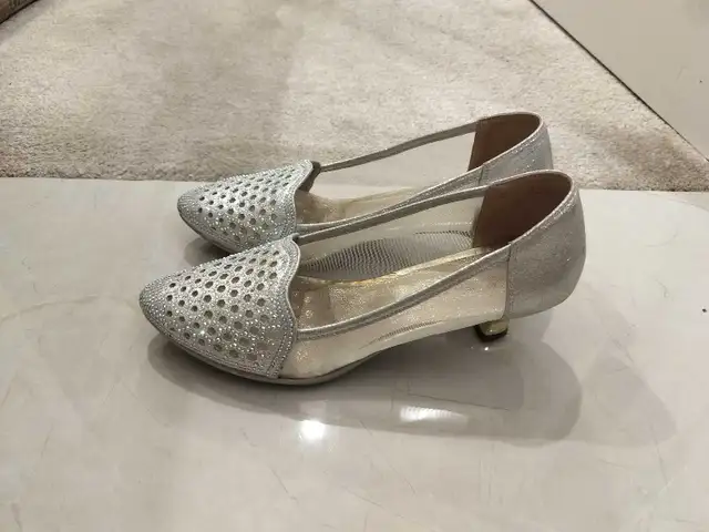 Silver Glitter Low Heel Dress Shoes – Size 8 in Women's - Shoes in Richmond - Image 2