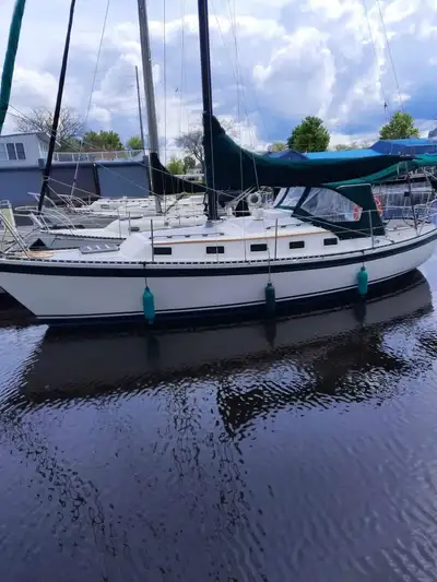 1983 Aloha 8.5 sailboat (28 foot) .10 opening windows, Sails and rigging are in great shape there is...