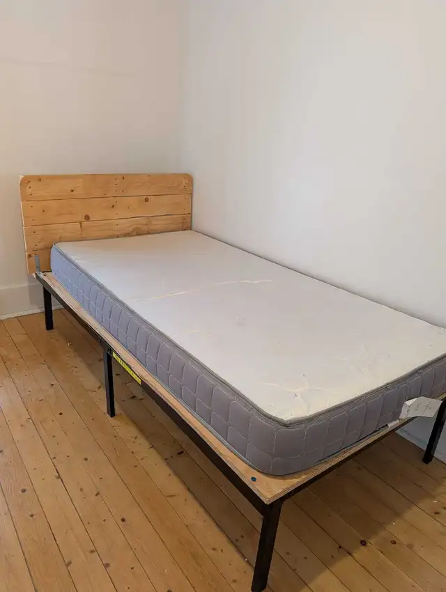 Lit simple / Single Bed in Beds & Mattresses in Saint-Jean-sur-Richelieu - Image 2