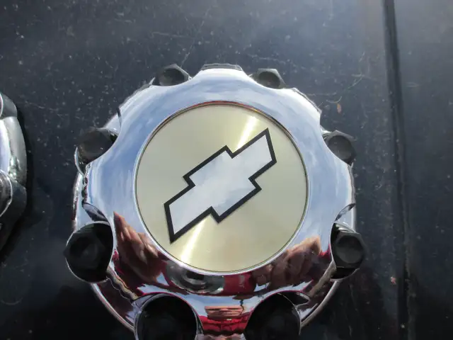 Chevy Silverado Hub Caps Year 2000 in Tires & Rims in Ottawa - Image 2