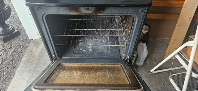 Frigidaire stove in Stoves, Ovens & Ranges in Oshawa / Durham Region - Image 6