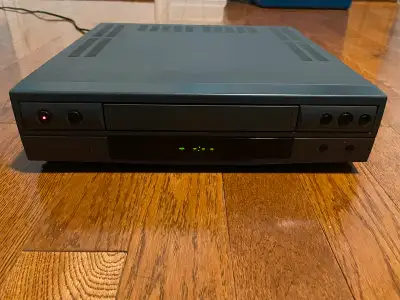 PLEASE READ DESCRIPTION Magnasonic VCR MVC - 642 For parts, starts, powers on and plays tape but eat...