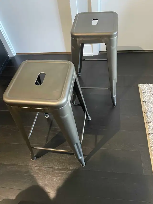 Modern Bar Table (with stools) in Dining Tables & Sets in City of Toronto - Image 7