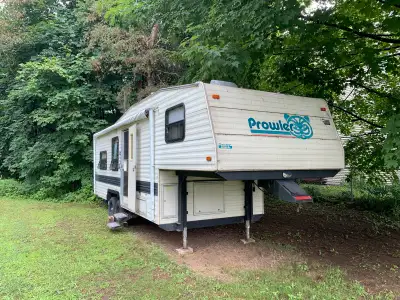 Fifth wheel 27,5pieds prowler 1994, toute est fonctionnnel: frigo(gaz,électricité) pump à eau 12volt...