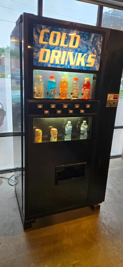 Dixie Narco 501e, 9 selection, Live Display. Indoor/Outdoor, vends cans and bottles, fully card read...
