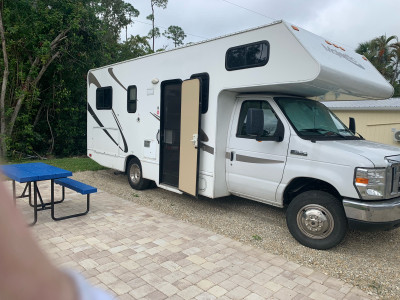 2014 Thor/Majestic 23A Motorhome Ford E350 Van.