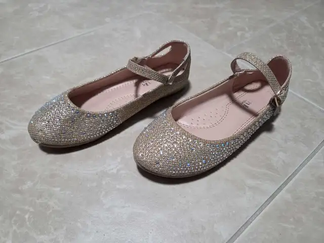 Souliers ballerines pour fille grandeur 2 in Kids & Youth in Laval / North Shore - Image 2