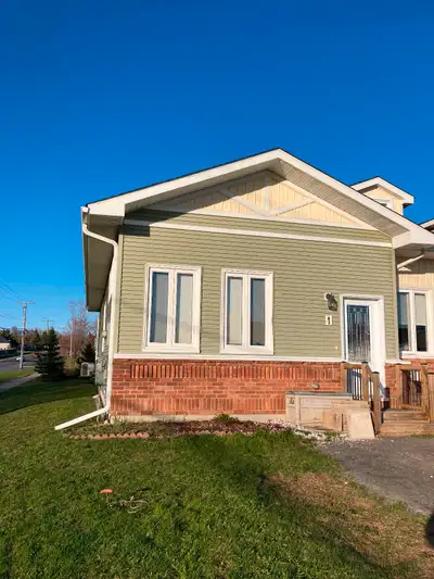 One of a three unit townhouse, built 6 years ago. 12 foot ceilings in kitchen/living room, fully fin...