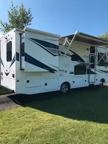 1 Owner unit purchased In 2018 Ford Chassis With V10 Gas Motor 2 Slide Outs Auto Stabilzers Onan gen...