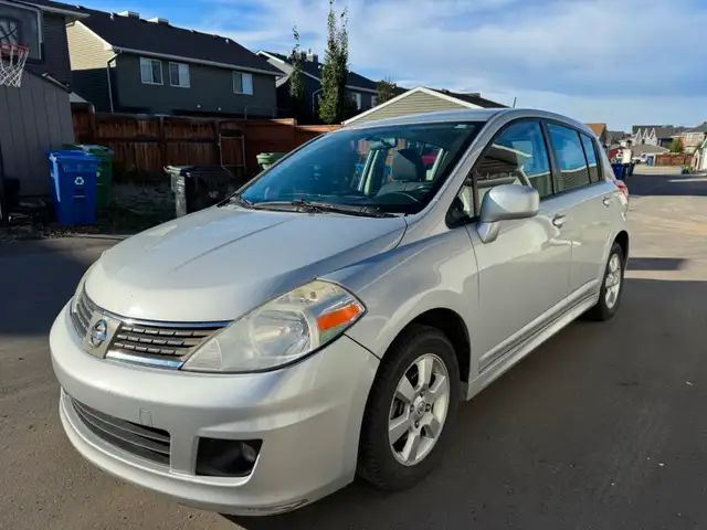 2007 Nissan Versa SL Hatchback | 180,037 km | 2 Sets of Tires