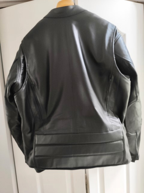 Moto leather jacket/Veste en cuir de Moto dans Hommes  à Ouest de l’Île - Image 4