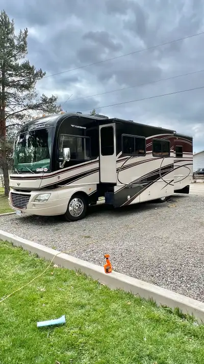 2014 Fleetwood Southwind 32VS, only 61,000KMS, excellent condition, Full body paint,Triton V10, 2- A...