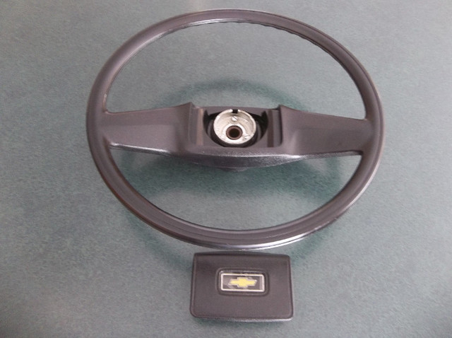 1973 to 1983 Chev truck steering wheel ..... a beauty in Auto Body Parts in London - Image 2