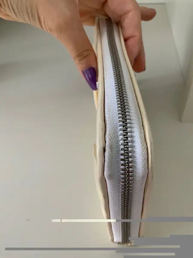 BURBERRY LONDON Patent Leather Cream Large Zip Around Wallet in Women's - Bags & Wallets in Oakville / Halton Region - Image 11