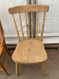 Chaise antique entièrement décapée prête à teindre 