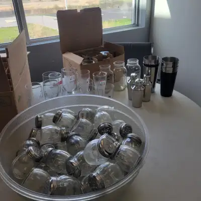 (30) saupoudreuses de parmesan, (9) pots bernardin-mason de 1 litre, (20) mix de verres molson-unibr...