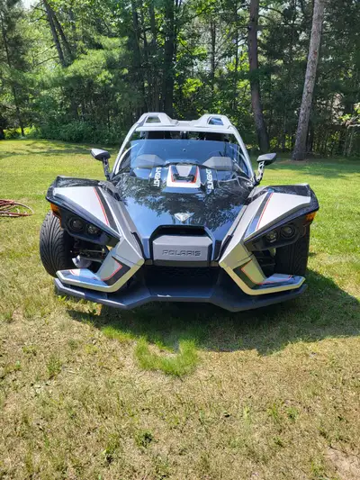 This 2017 Polaris Slingshot delivers an exhilarating open-air driving experience with its unique thr...